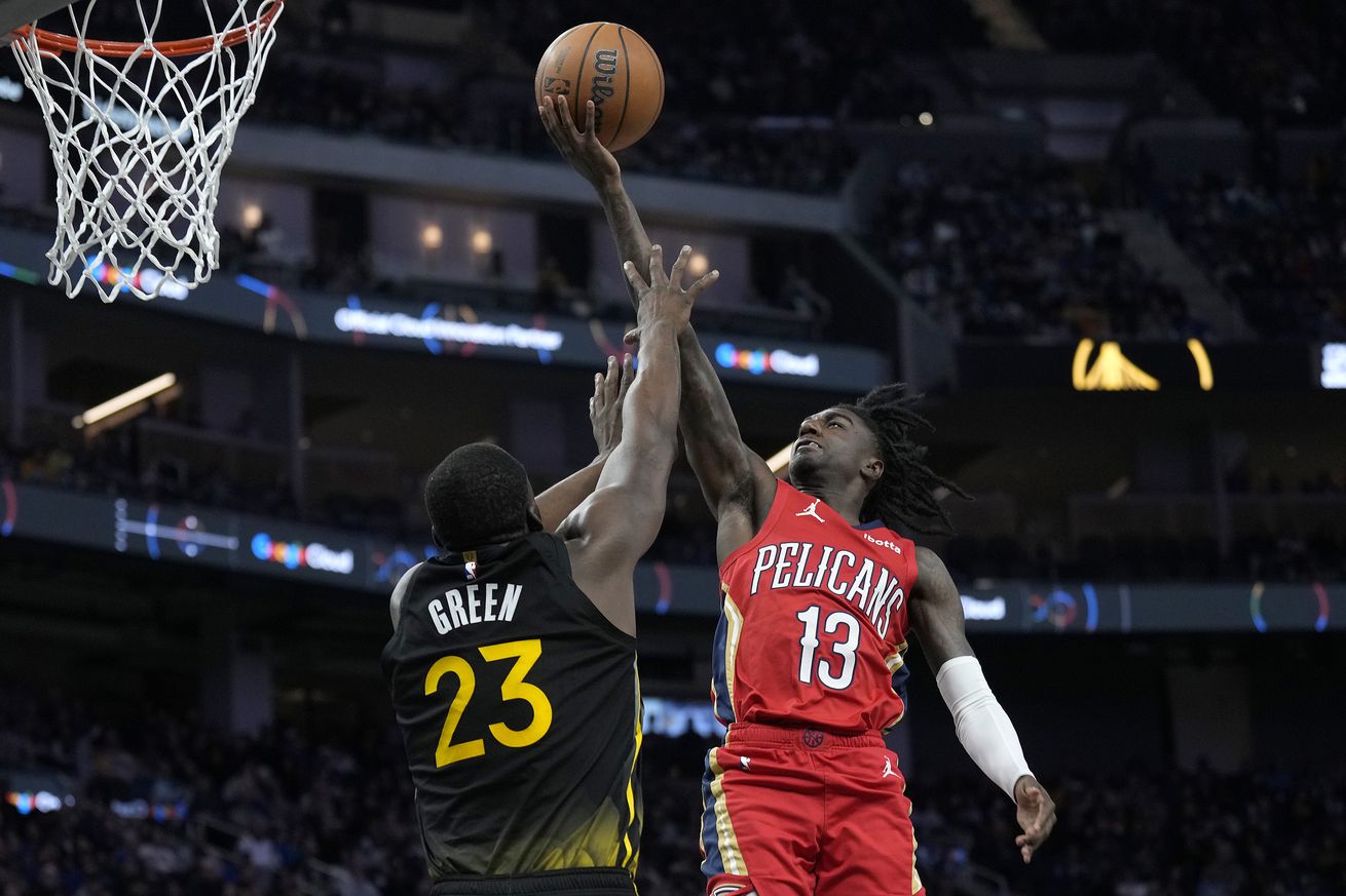 Draymond Green contesting a layup by Kira Lewis Jr.