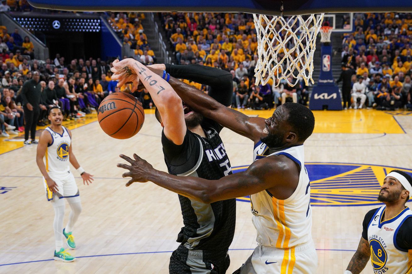 Draymond Green blocking a shot attempt by Alex Len