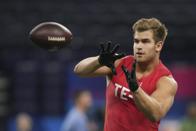 Mar 4, 2023; Indianapolis, IN, USA; Notre Dame tight end Michael Mayer (TE10) participates in drills at Lucas Oil Stadium. Mandatory Credit: Kirby Lee-USA TODAY Sports Michael Mayer, Raiders