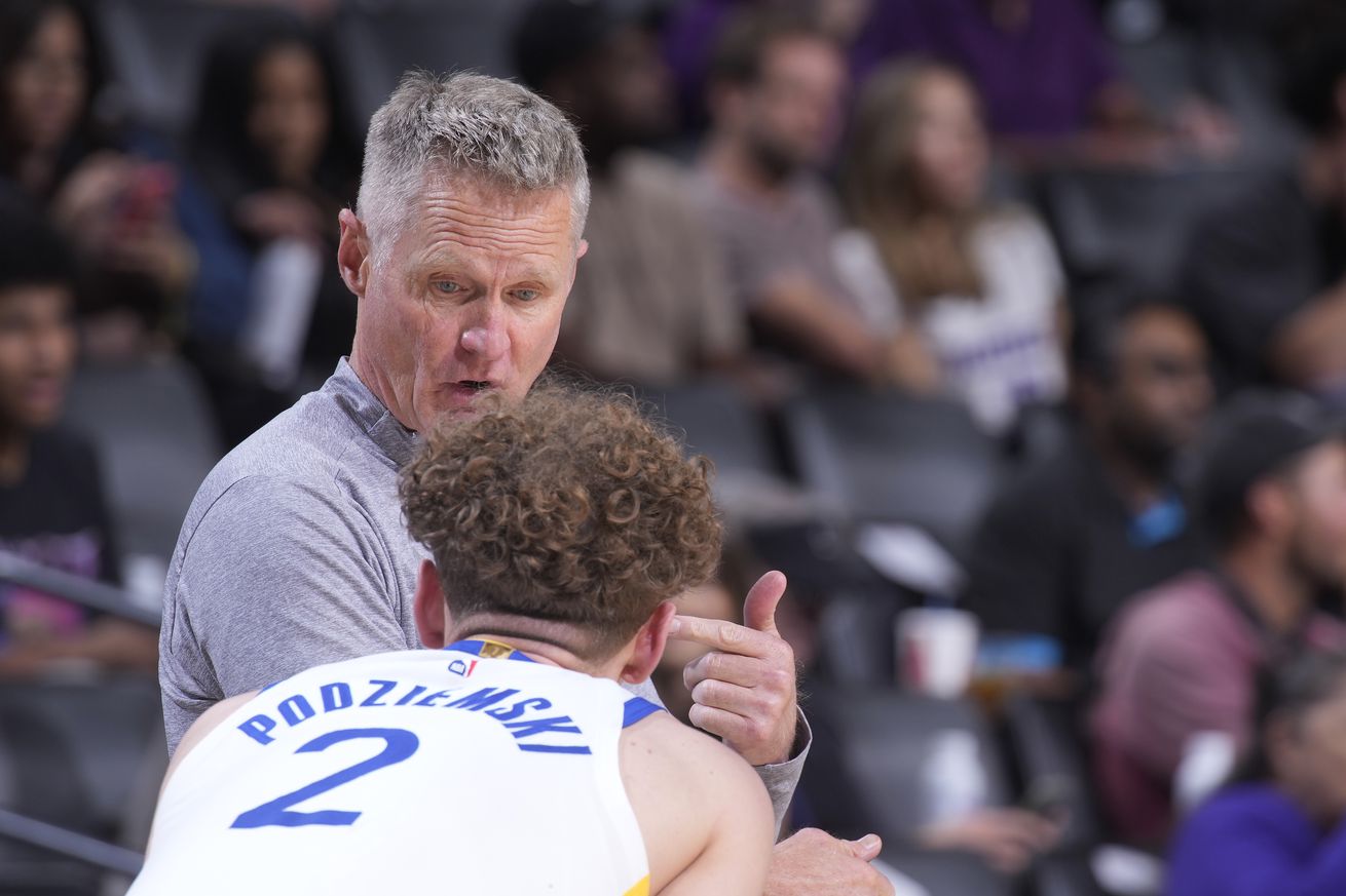 Steve Kerr coaching Brandin Podziemski.