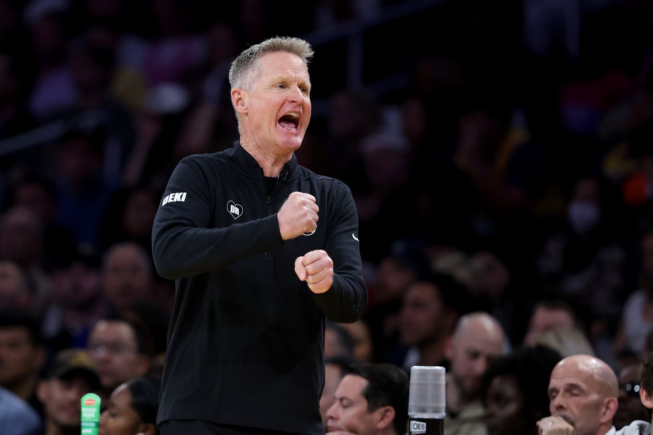 Steve Kerr stacking his hands on top of each other while calling a play. 