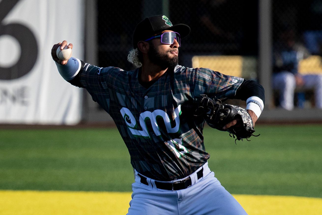 Aeverson Arteaga making a throw.