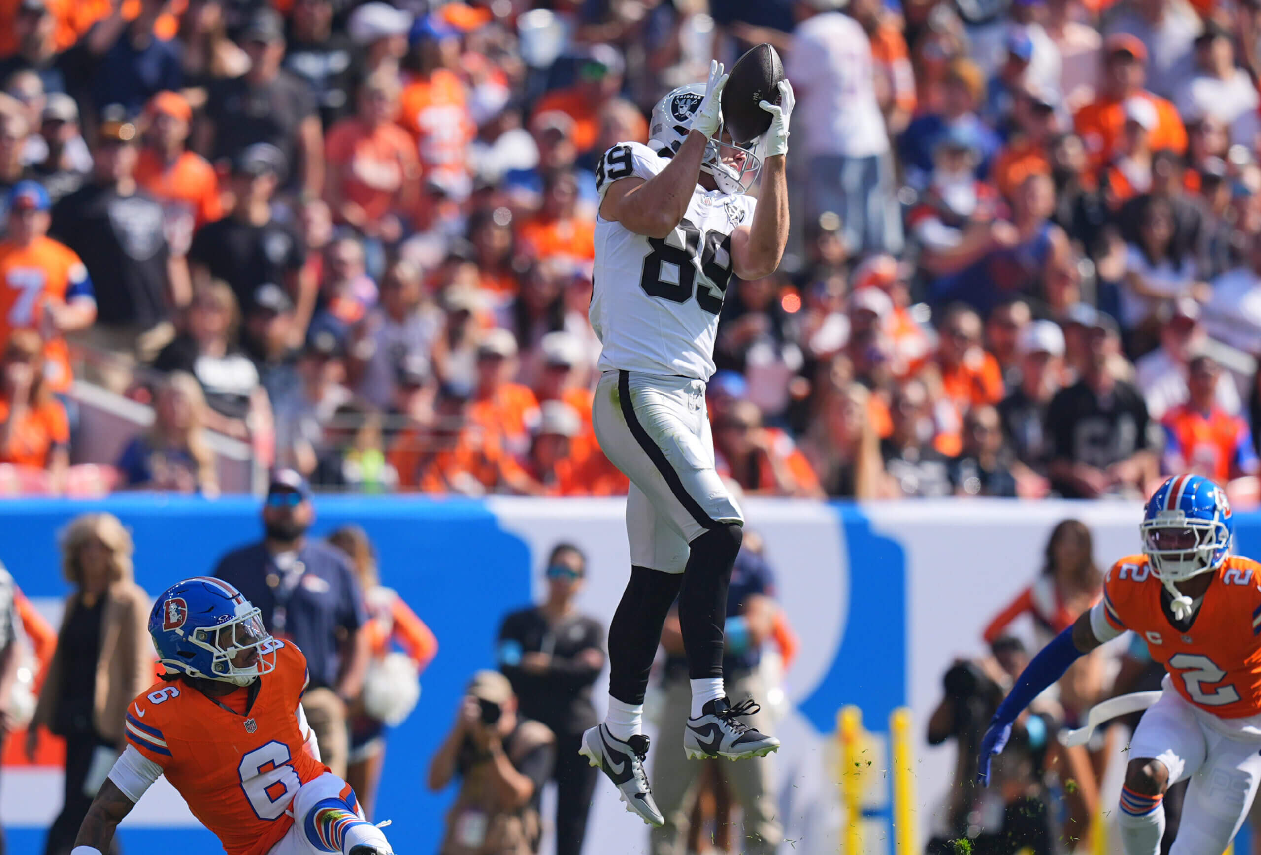 Oct 6, 2024; Denver, Colorado, USA; Las Vegas Raiders tight end Brock Bowers (89) pulls a reception for a touchdown in the first quarter against the Denver Broncos at Empower Field at Mile High. Mandatory Credit: Ron Chenoy-Imagn Images Brock Bowers, Raiders, Broncos