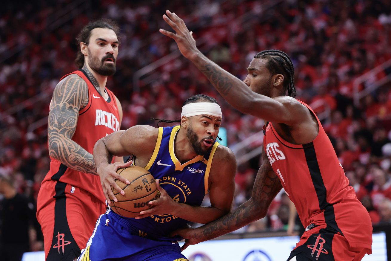 Moses Moody gathering the ball while surrounded by Steven Adams and Tari Eason.