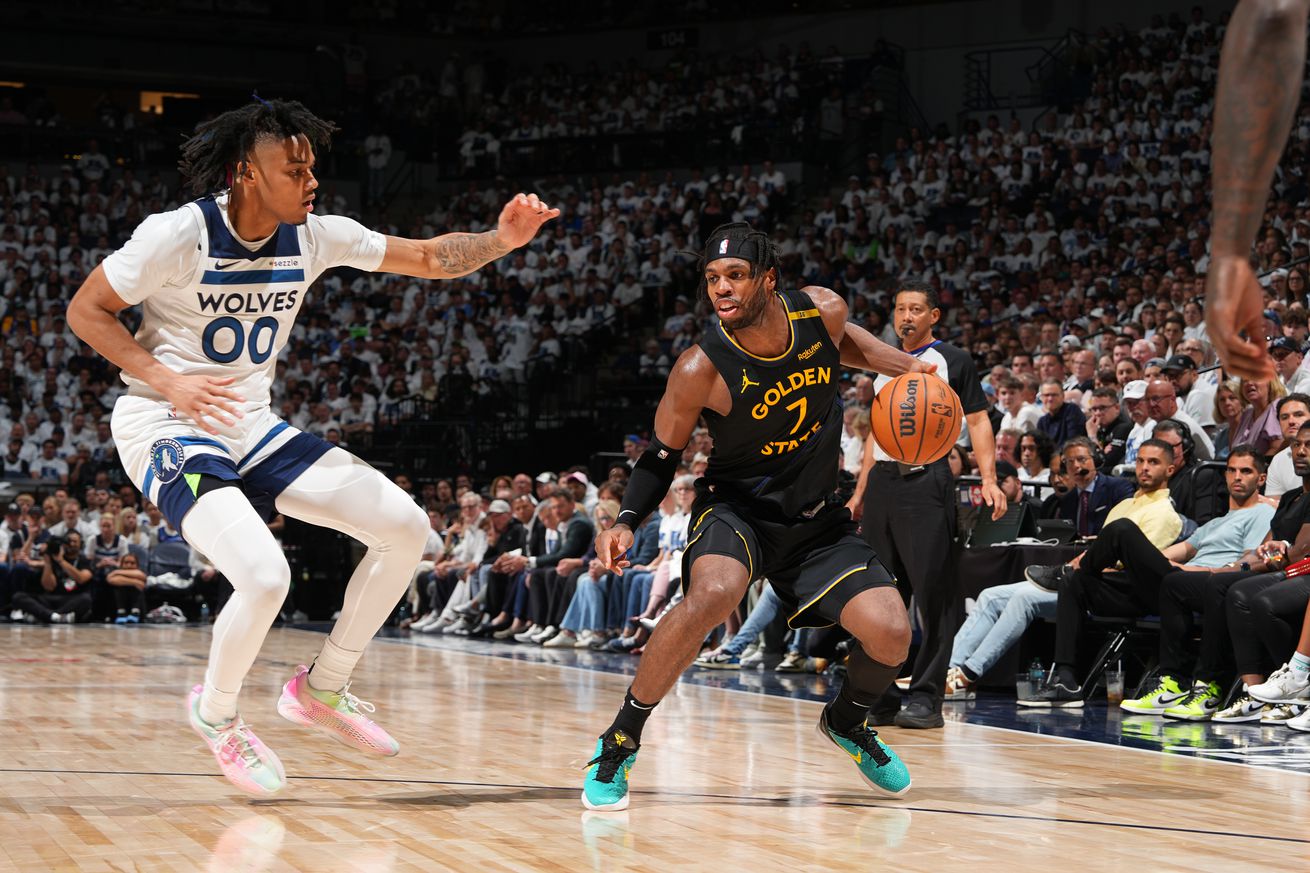 Buddy Hield stepping back while dribbling, while defended by Terrence Shannon Jr.
