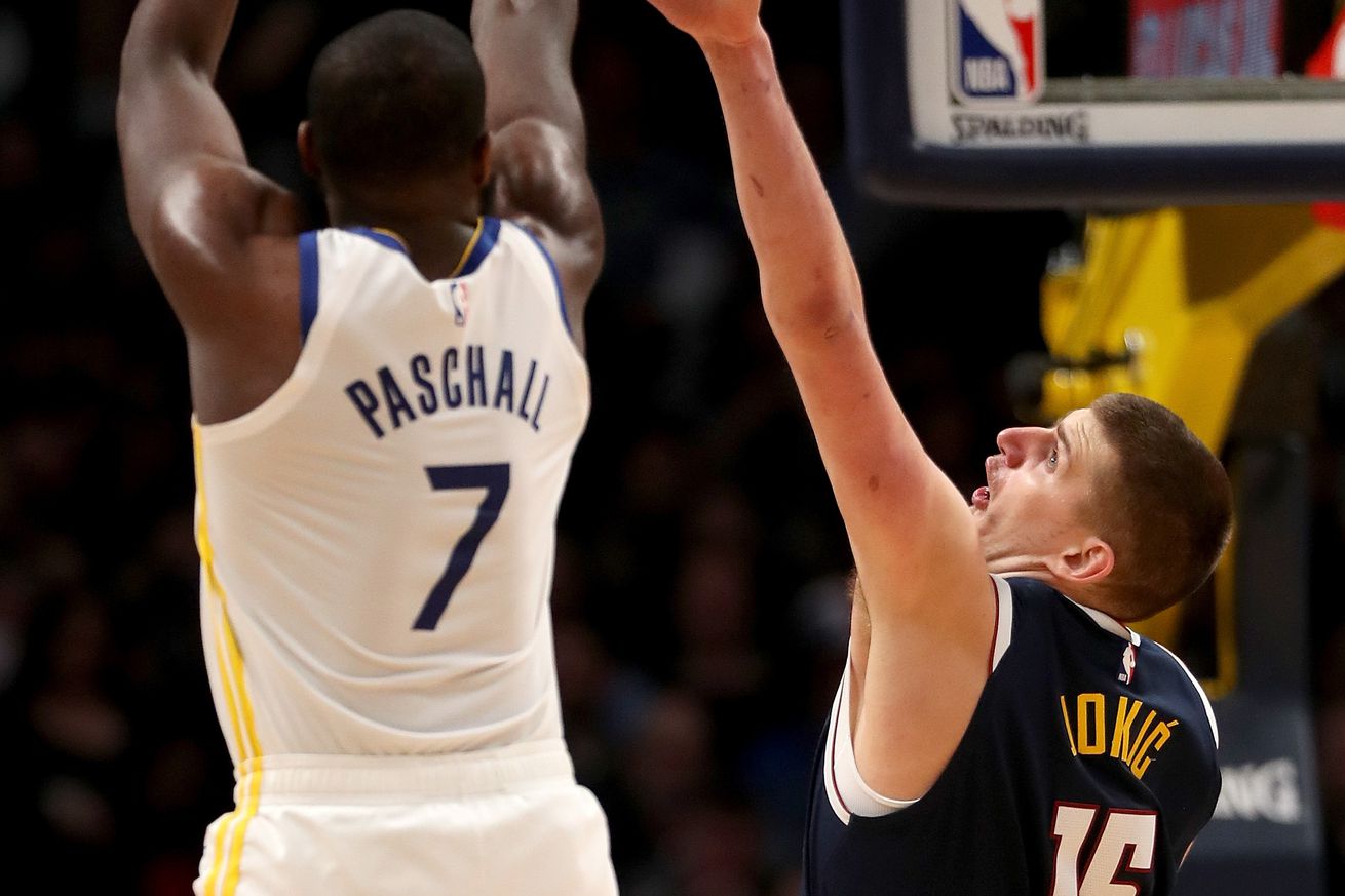 Nikola Jokić closing out on an Eric Paschall jumper.