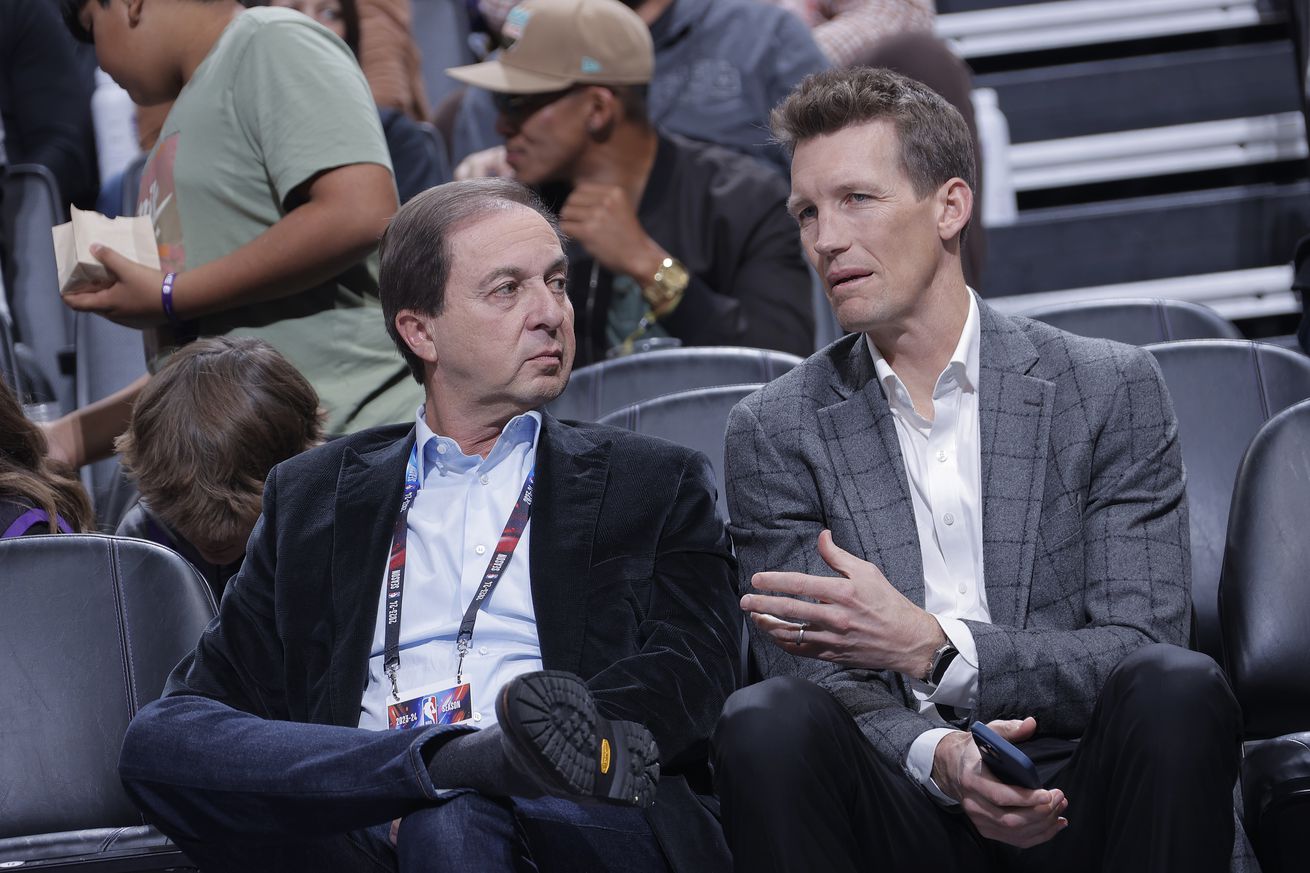 Mike Dunleavy Jr. and Joe Lacob sitting courtside, watching a game.
