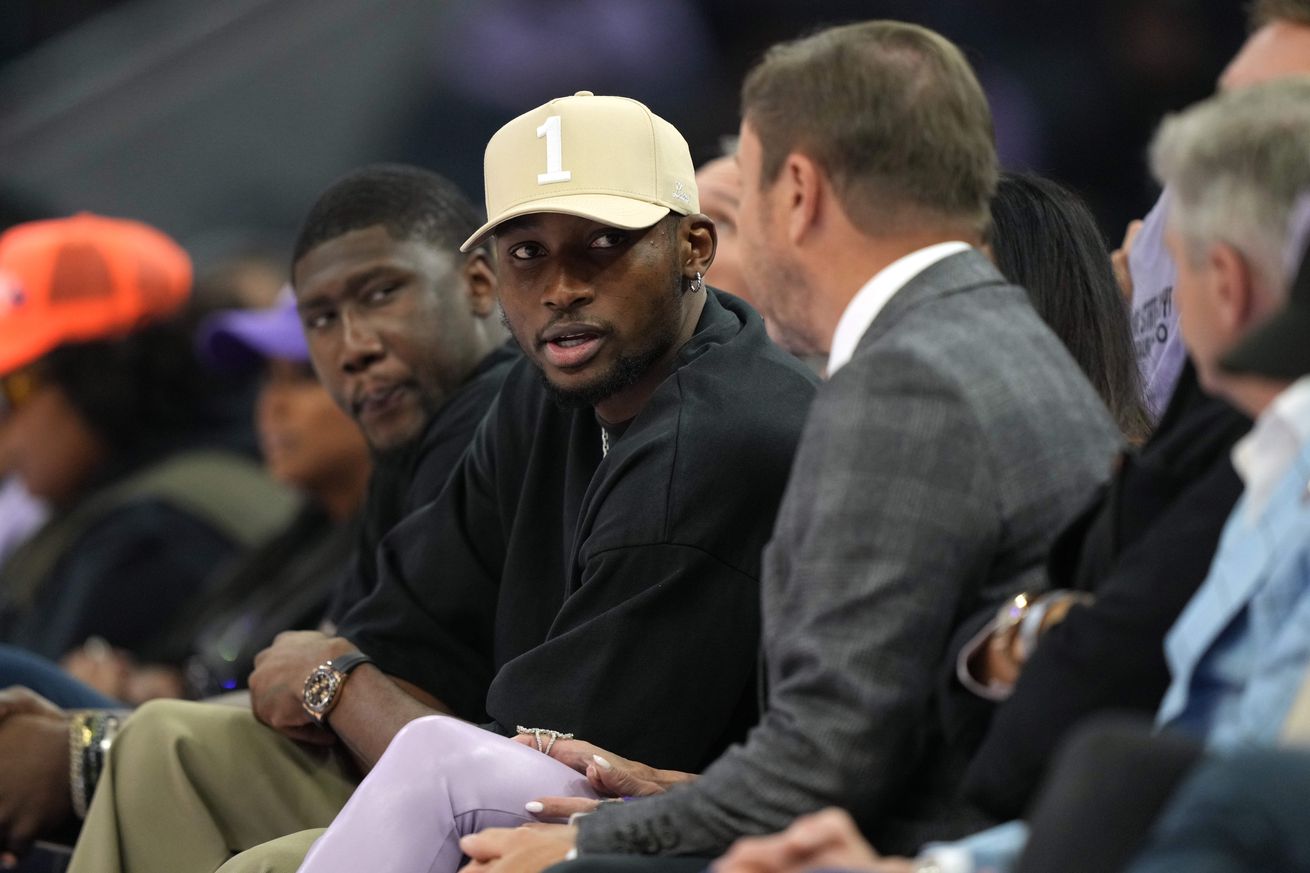 Joe Lacob and Jonathan Kuminga talking.
