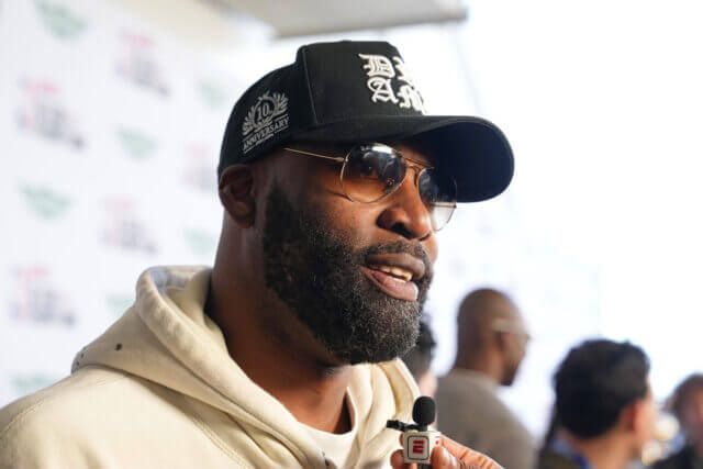 Feb 14, 2025; Oakland, California, USA; Baron Davis before the celebrity game ahead of the 2025 NBA All Star Game at Oakland Arena. Mandatory Credit: Darren Yamashita-Imagn Images Baron Davis, Raiders