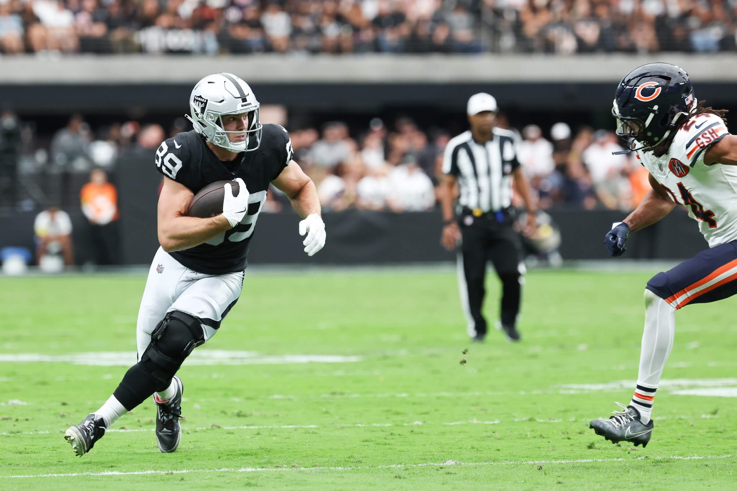 Sep 28, 2025; Paradise, Nevada, USA; Las Vegas Raiders tight end Brock Bowers (89) runs the ball during the first quarter against the Chicago Bears at Allegiant Stadium. Mandatory Credit: Kiyoshi Mio-Imagn Images