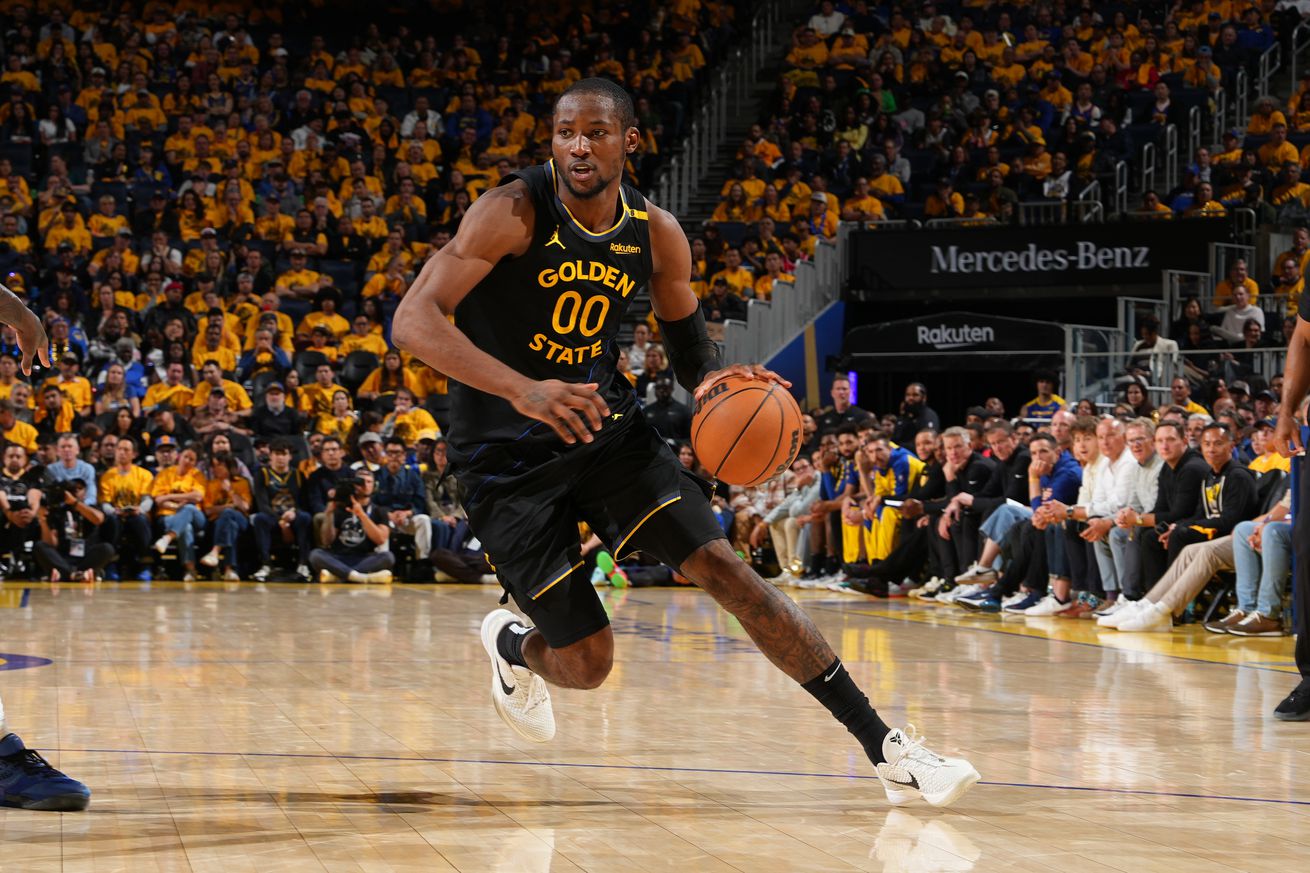 Jonathan Kuminga dribbling with his left hand.