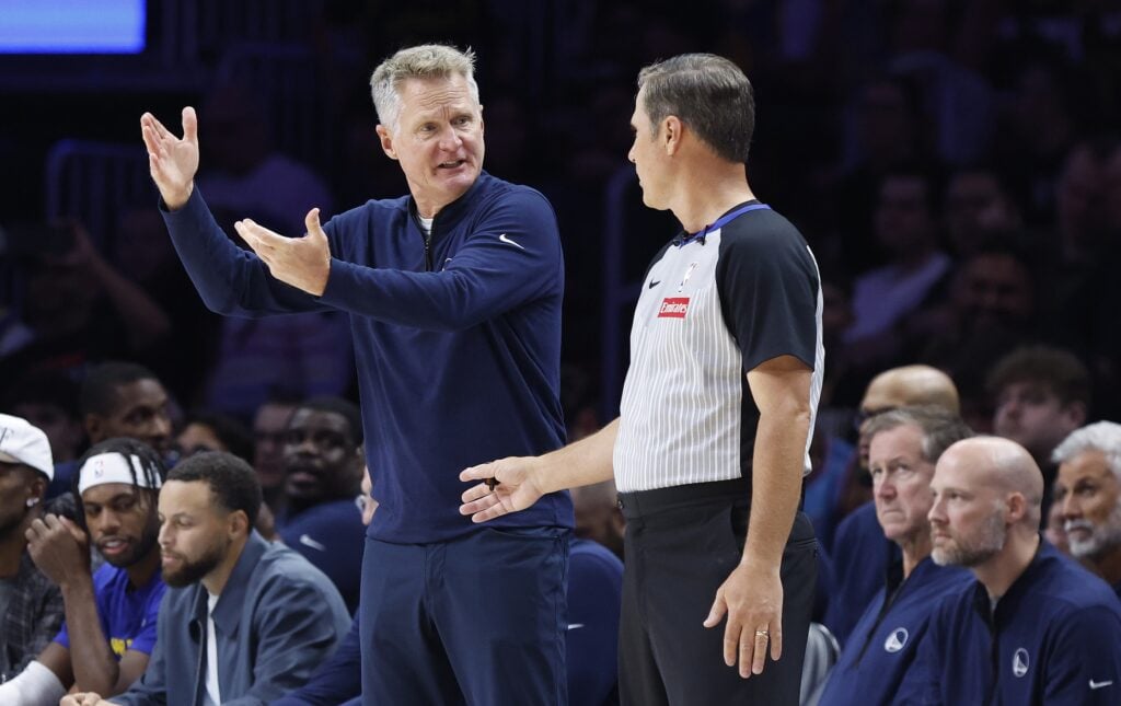 Golden State Warriors head coach Steve Kerr argues with referee David Guthrie (16) during the first half against the Miami Heat at Kaseya Center.