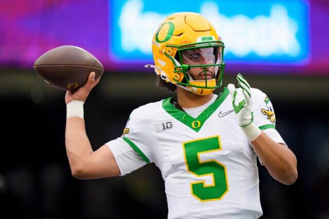 Oregon quarterback Dante Moore warms up as the Oregon Ducks take on the Washington Huskies on Nov. 29, 2025, at Husky Stadium in Seattle, Washington. Dante Moore, Raiders, 2026 NFL Draft